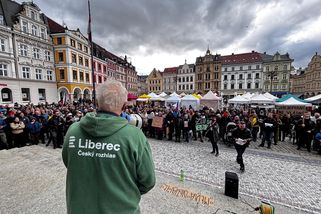 Ruce pryč od médií, skandovali lidé v Liberci. Přišli bránit nezávislost ČT a rozhlasu